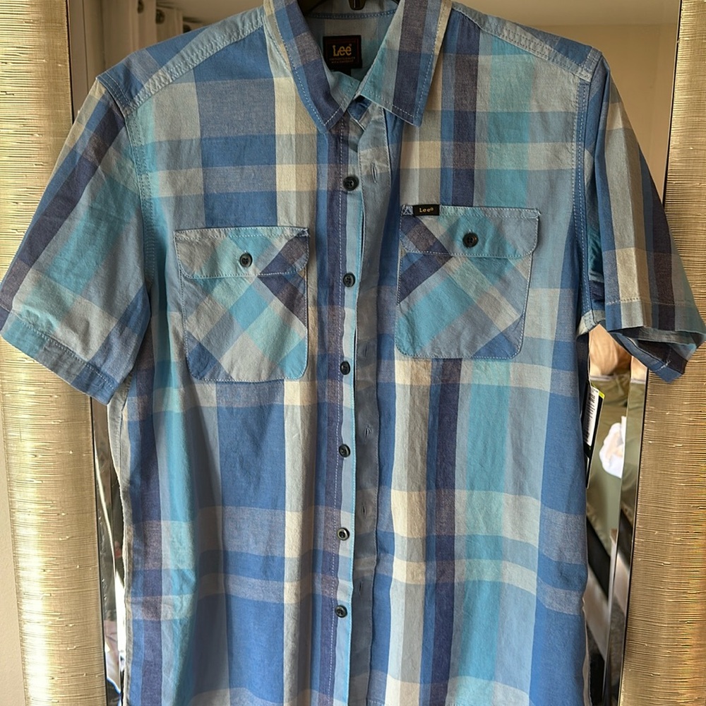 Men’s Lees NWT size Large blue plain button down short sleeve.